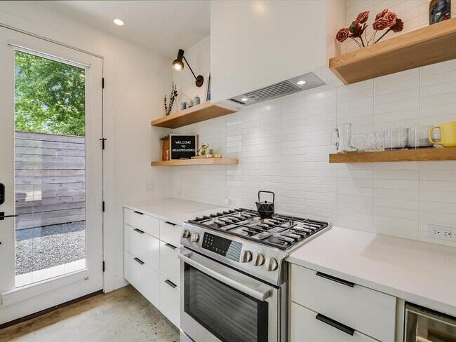 Foto del edificio - 2512 E 6th St