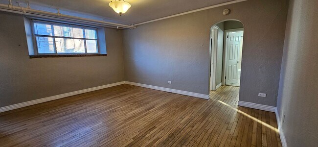 Building Photo - Spacious - Large Kitchen - Convenient Location