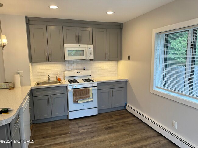 Foto del edificio - 405 Glenn Rd