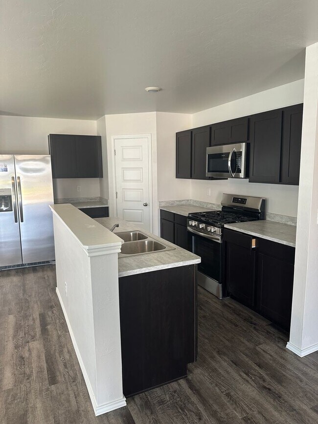 Building Photo - *St Patrick's Day Deal!* NEW Three Bedroom...