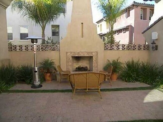 Building Photo - 3 Bedroom Townhome in gated Corte Bella community!!