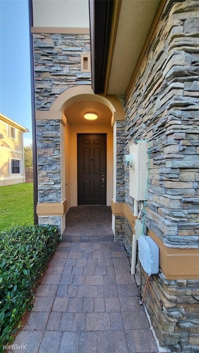 Building Photo - 3 br, 2.5 bath Townhome - 12240 Village Pl