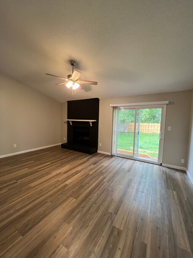 Foto del edificio - 2104 Rolling Ridge Dr