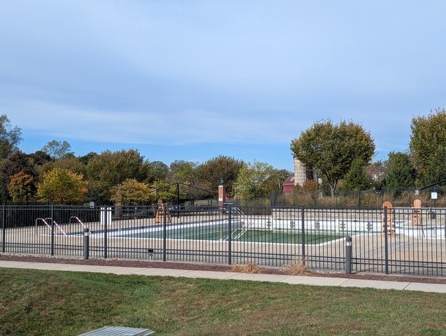 Building Photo - 135 Dickenson Dr