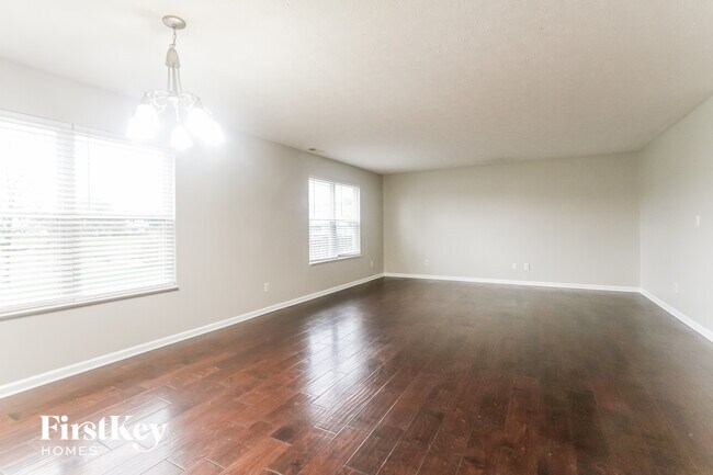 Foto del edificio - 8051 Little River Ln