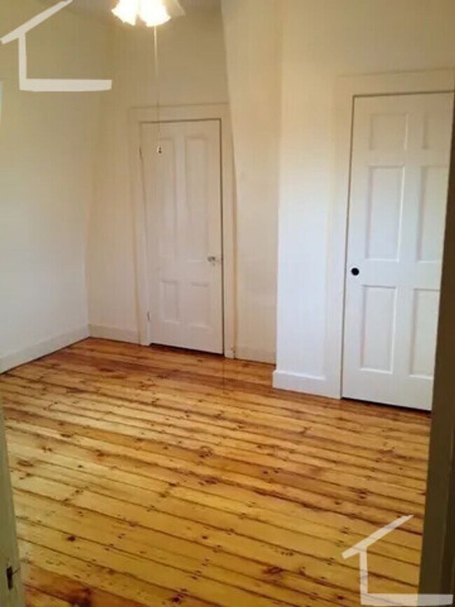 Foto del edificio - Nicely renovated 2 bed spread out over 2 f...