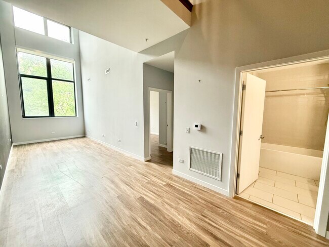 Building Photo - 1900 W Lawrence-211