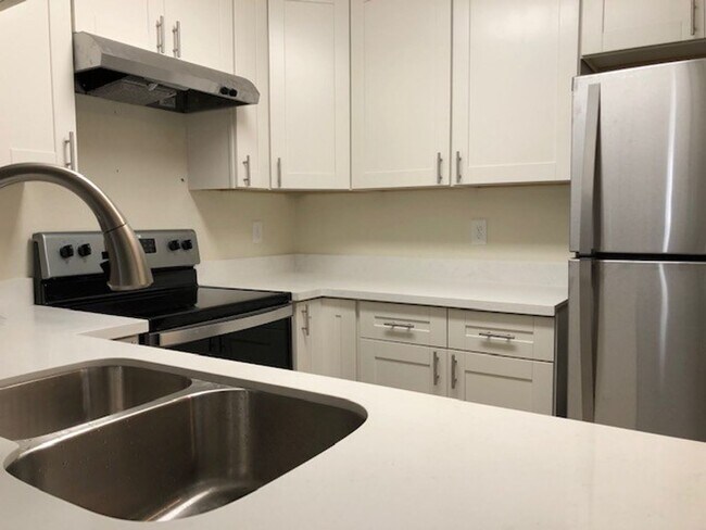 Building Photo - Downstairs 2/2 Remodeled Condo in Sunwood ...
