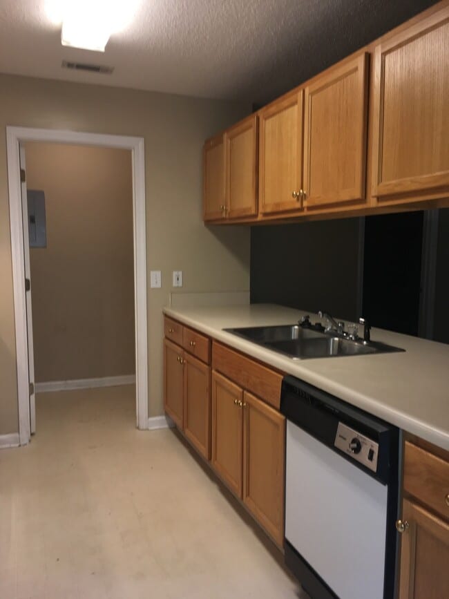 Building Photo - Center 629-631