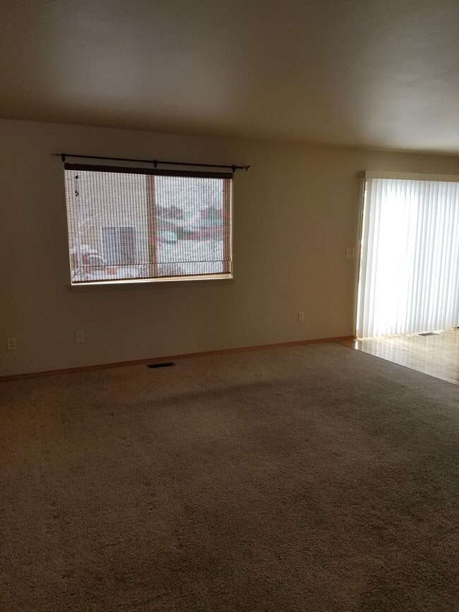 Building Photo - 3 Bed 2.5 bath Townhouse in Belgrade.