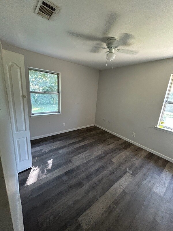 Foto del edificio - 1300 Timberlake Cir