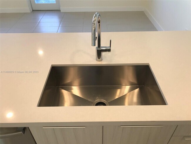 Foto del edificio - 6416 NW 102nd Ct