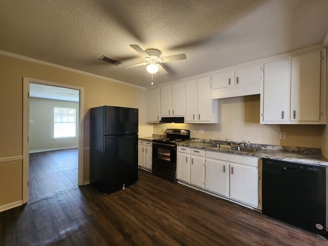 Building Photo - 1010 Davidson Dr