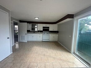 Building Photo - 918 W 5th St