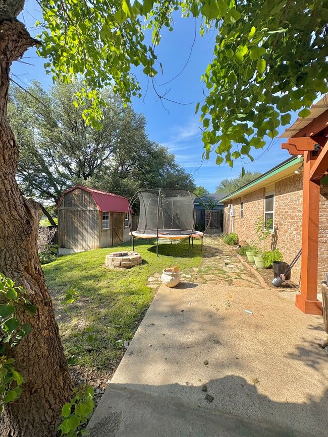 Building Photo - 2809 Transit Dr