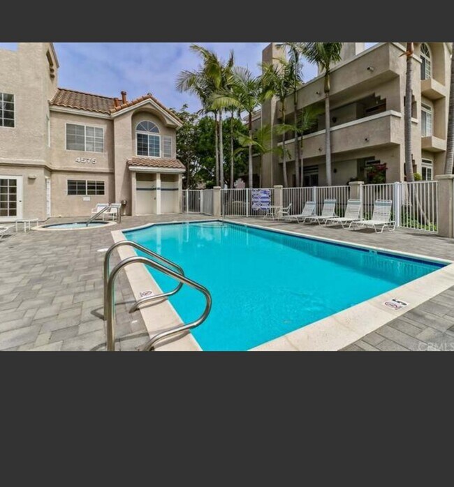 Foto del edificio - 4581 Warner Ave