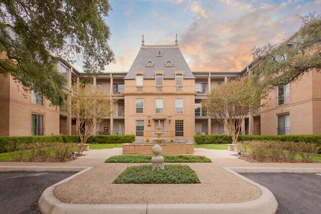 Foto del edificio - Beautiful Townhome in Alamo Heights!!