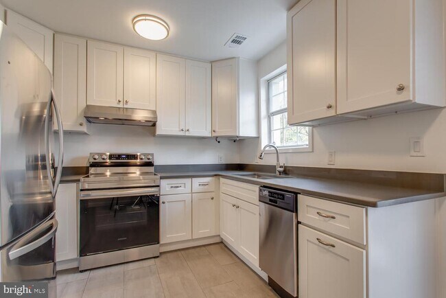 Building Photo - 2707 S Walter Reed Dr