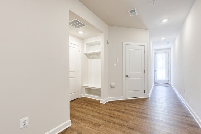 Building Photo - 200 Hickory Hollow Ct