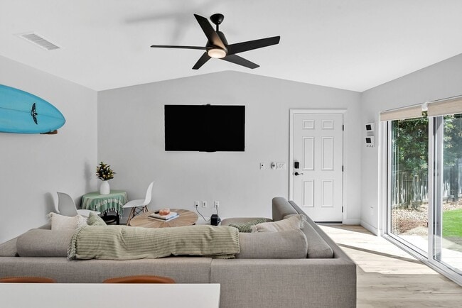 Building Photo - Fully Furnished 3 Bedroom 2 Bathroom Home ...