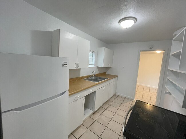Foto del edificio - 7723 Molinos Ave