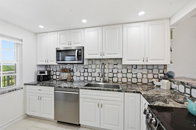 Foto del edificio - 4015 W Palm Aire Dr