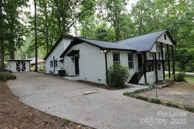 Building Photo - 310 Chaney St