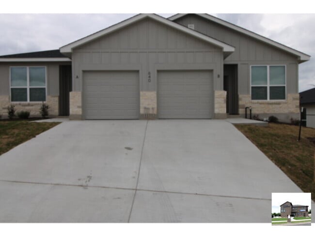 Building Photo - 640 Pacific Crest Trl