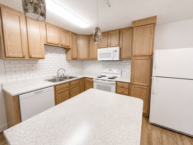 Foto del edificio - 1375 Everett Ct