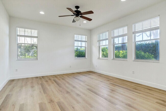 Building Photo - 450 Amador Ln