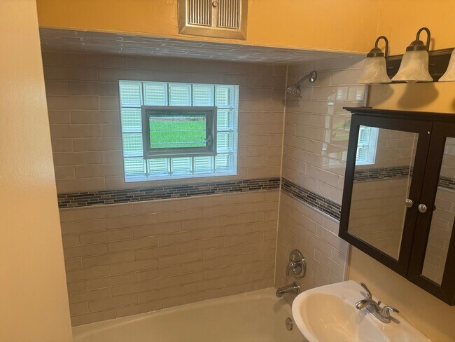 Foto del edificio - 6407 N Oak Park Ave