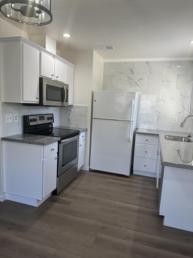 Building Photo - 100 Balcaro Way