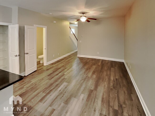 Foto del edificio - 130 Bonhomme Cir