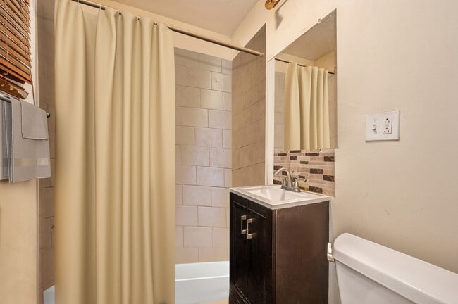Photo - 5018 N Lawndale Ave (Chicago, IL) Apartment