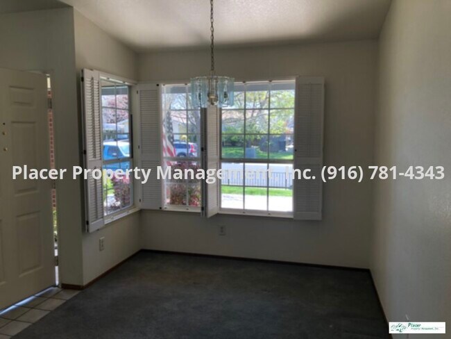 Foto del edificio - Move in ready, 3 bedroom plus den, 2 bath,...