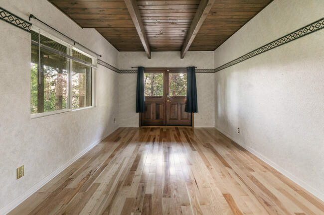 Building Photo - 817 Nadelhorn Dr