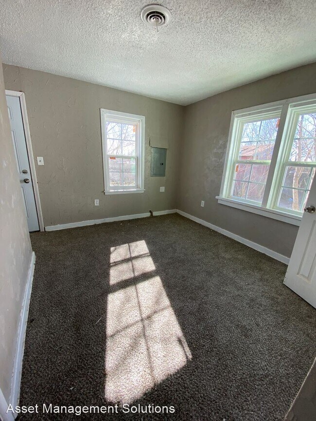 Building Photo - 3 br, 2 bath House - 824 W 2nd St.