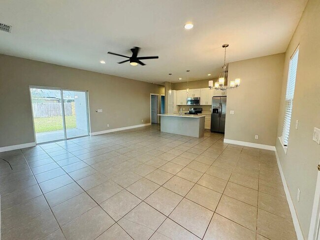 Foto del edificio - Beautiful New 3-Bedroom Home with Spacious Layout & 2-Car Garage in Poinciana Villages