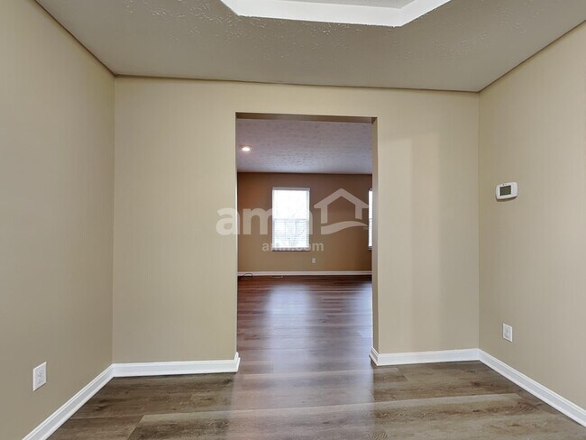 Foto del edificio - 325 Nightwind Dr