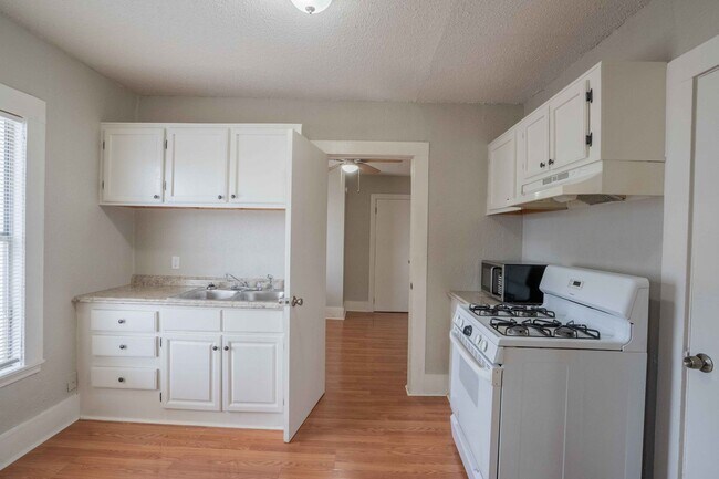 Foto del edificio - E 7th St Duplex