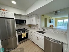 Building Photo - 3150 N Palm Aire Dr