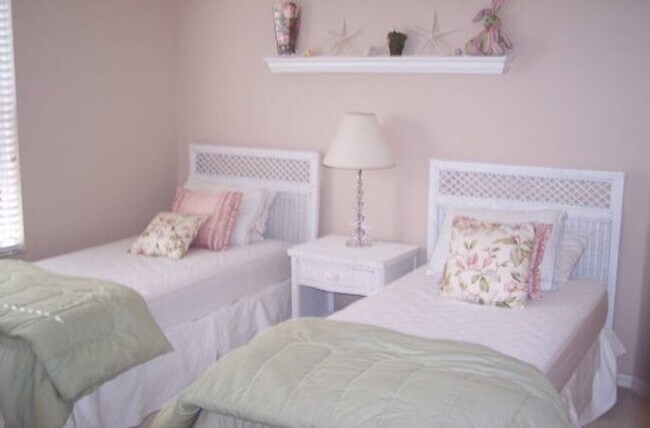 Foto del edificio - Beautiful Condo with Lake View