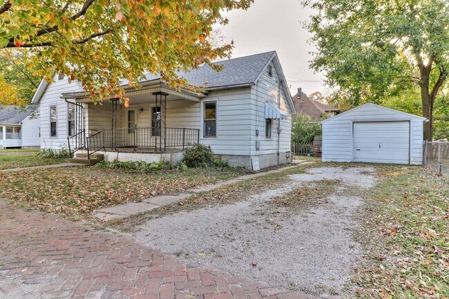Building Photo - 2 Bedroom bungalow close to Downtown Urban...