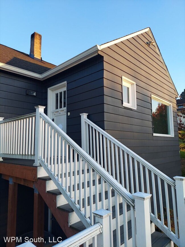 Building Photo - 3 br, 1 bath House - 404 Cedar Ave S