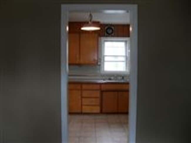Building Photo - 3 Bedroom, 1 Bath Home Move-In Ready! Sec....