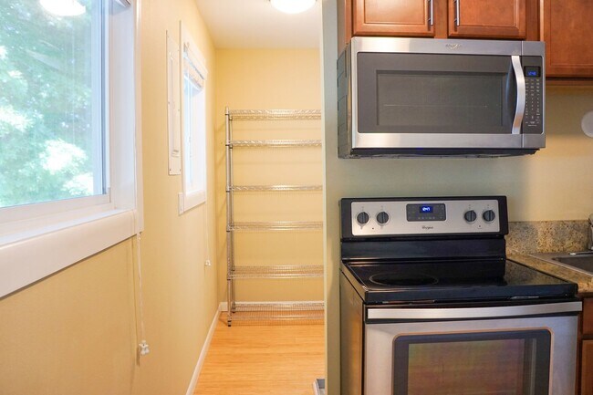 Foto del edificio - Top-Floor 2-Bedroom with Bamboo Flooring + Off-Street Parking!
