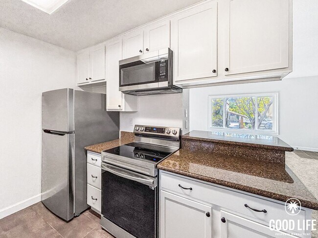 Foto del edificio - Stunning 2BD/2BA Condo in El Cajon W/ A/C, Private Balcony, Updated Kitchen, Coin-Op Laundry, & C...