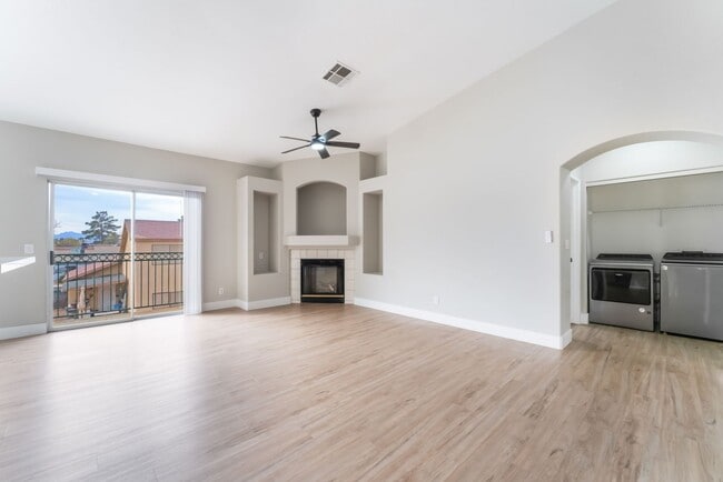 Foto del edificio - Charming 2-Bedroom Condo with Modern Comforts!