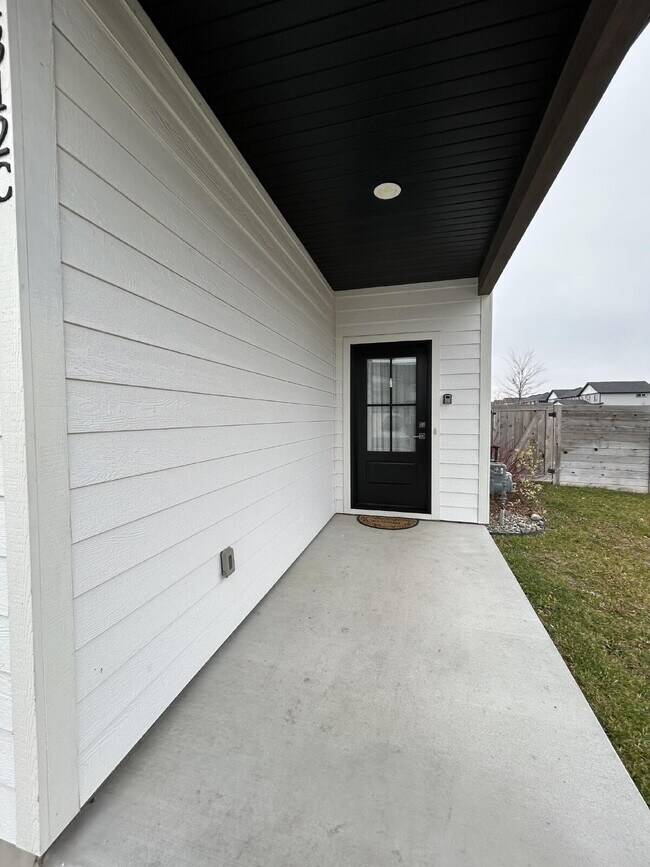 Building Photo - Beautiful Fully Furnished 3 Bed, 2.5 Bath Townhouse on Corner Lot