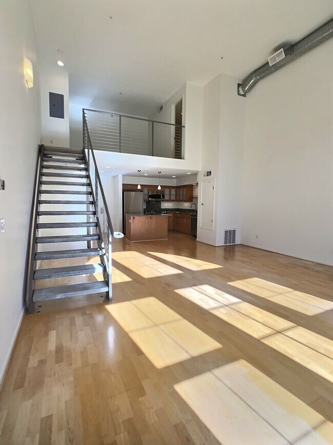 Building Photo - Large 1 Bedroom Bright Loft in Downtown Sa...